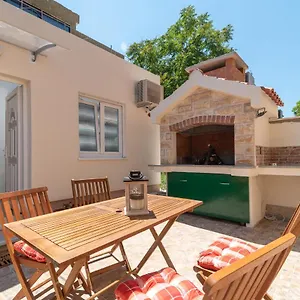 Apartment Small Private House With A Terrace In, Trogir